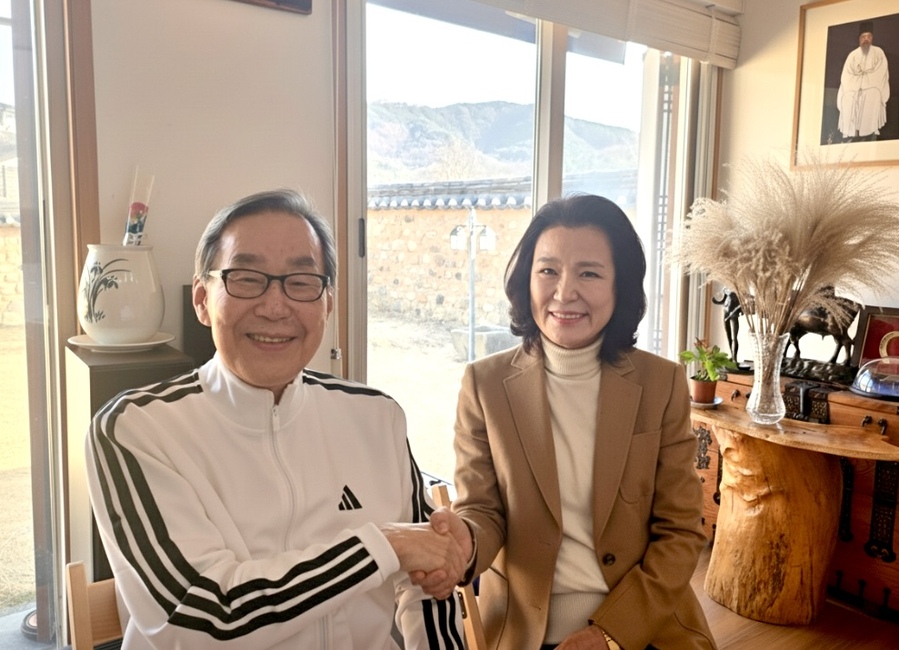 ▲ 문희갑 전 대구시장이 8일 자택에서 이진숙 대구시장 출마예정자를 만나 지지의 뜻을 밝히고 있다.ⓒ이진숙 출마예정자측