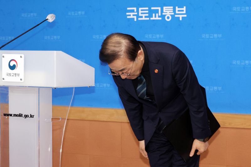 ▲ 김윤덕 국토교통부 장관이 최근 무안공항 항공기 잔해물 추가 조사 과정에서 희생자들의 유해와 유류품이 추가로 발견된 것에 대해 사과하고 있다. ⓒ연합뉴스