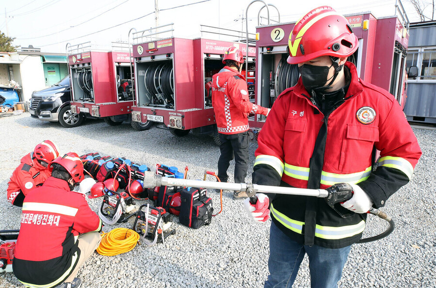 ▲ 광주시 북구청 공원녹지과 산림팀 직원들이 생용동 산불초소에서 진화 차량과 등짐 펌프 등을 점검 하는 모습ⓒ광주광역시 북구청 제공