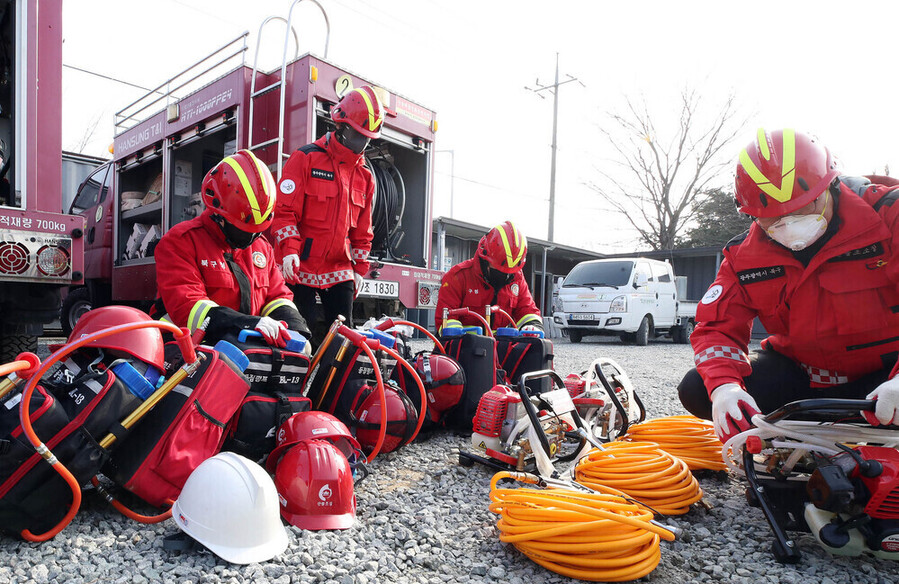▲ 광주시 북구청 공원녹지과 산림팀 직원들이 생용동 산불초소에서 진화 차량과 등짐 펌프 등을 점검 하는 모습ⓒ광주광역시 북구청 제공