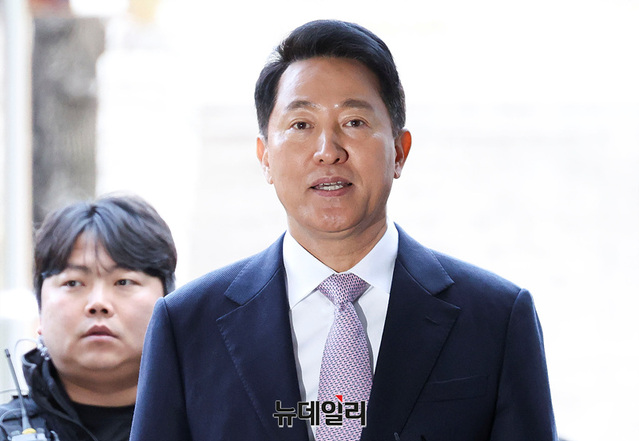 ▲ '명태균 여론조사 의혹'으로 불구속 기소된 오세훈 서울시장이 4일 오전 서울 서초구 서울중앙지방법원에서 열린 정치자금법 위반 첫 공판에 출석하며 입장을 밝히고 있다. ⓒ서성진 기자