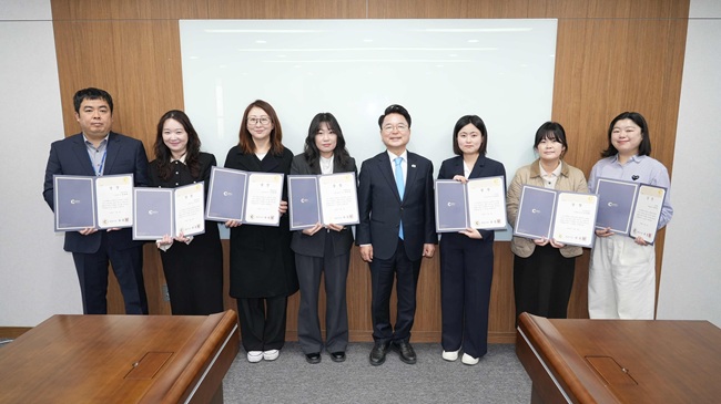 ▲ 춘천시가 9일 시민 생활 변화를 이끈 적극행정 우수사례 6건을 선정해 시상했다ⓒ춘천시