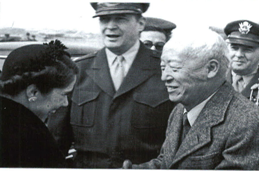 ▲ 이승만 박사(오른쪽)가 일본에서 맥아더 부부와 인사하고 있다.