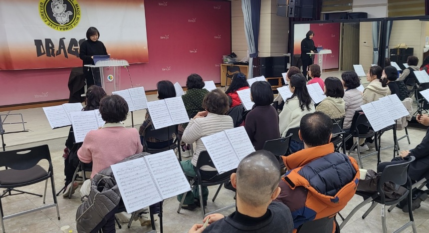 ▲ 양주시립예술단의 신춘음악회를 앞두고 협연하는 시민합창단원들이 연습에몰두하고 있다 ⓒ양주시 제공