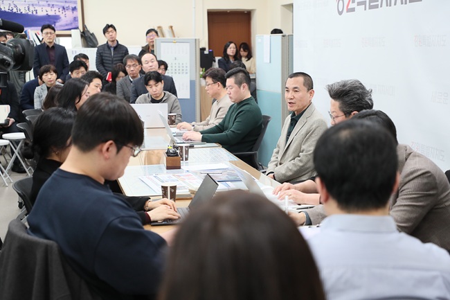 ▲ 김진태 도지사가 9일 도청 기자실에서 디지털 복지 인프라 4대 사업에 대해 설명하고 있다. ⓒ강원특별자치도