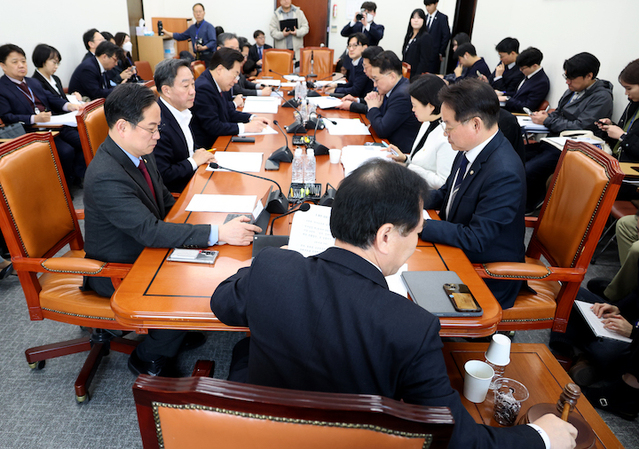 ▲ 정태호 국회 대미투자특별법처리를위한특별위원회 법안심사소위원회 위원장이 9일 오전 서울 여의도 국회에서 열린 법안심사소위원회에서 의사봉을 두드리고 있다. ⓒ뉴시스