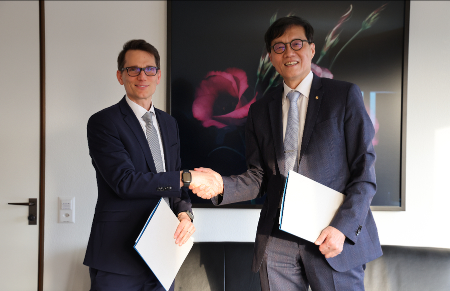 ▲ 이창용 한국은행 총재(오른쪽)와 마틴 슐레겔 스위스중앙은행 총재(왼쪽)가 스위스 바젤 BIS 본부에서 통화스왑 계약을 갱신하고 기념촬영을 하고 있다. ⓒ한국은행