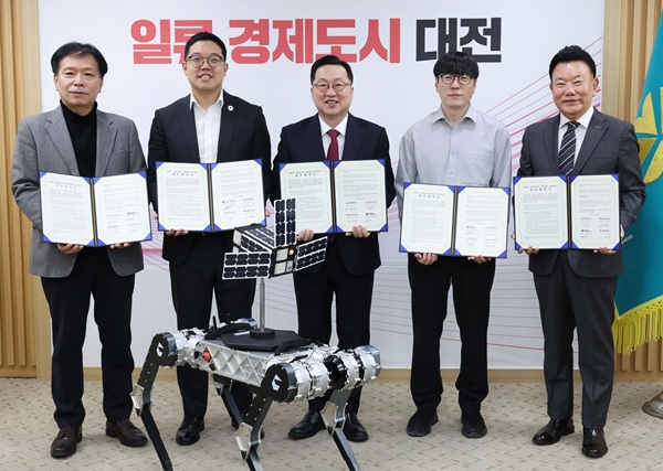 ▲ 이장우 시장, 9일 시청에서 6대 전략산업인 우주·로봇 분야 핵심 기업들과 산업 경쟁력 강화 및 지역 거점화를 위한 업무협약을 체결했다.ⓒ대전시