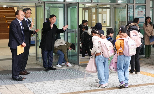 ▲ 대전둔곡초중학교에서 등교하는 학생들을 맞이하는 설동호 교육감.ⓒ대전시교육청