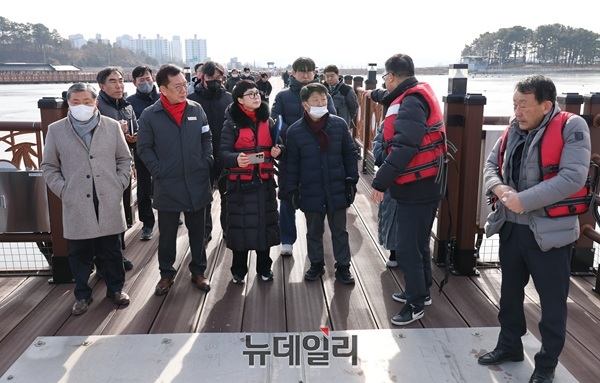 ▲ 군의회 의원들은 한국농어촌공사 부여지사와 부여군 문화체육관광과 관계자들과 함께 반산저수지 수변공원 현장을 긴급 점검했다.ⓒ김경태기자