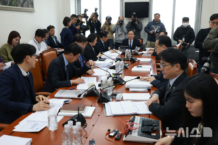 ▲ 지난 5일 서울 여의도 국회에서 열린 대미투자특별법처리를위한특별위원회 법안심사소위원회에서 정태호 위원장이 회의를 주재하고 있다.ⓒ뉴시스