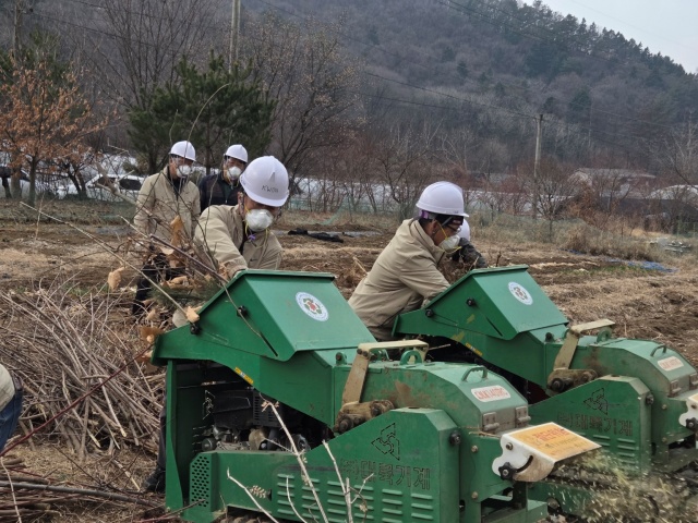 ▲ 광주시농업기술센터 관계자들이 영농 부산물 파쇄 작업을 시연하고 있다. ⓒ광주시 제공