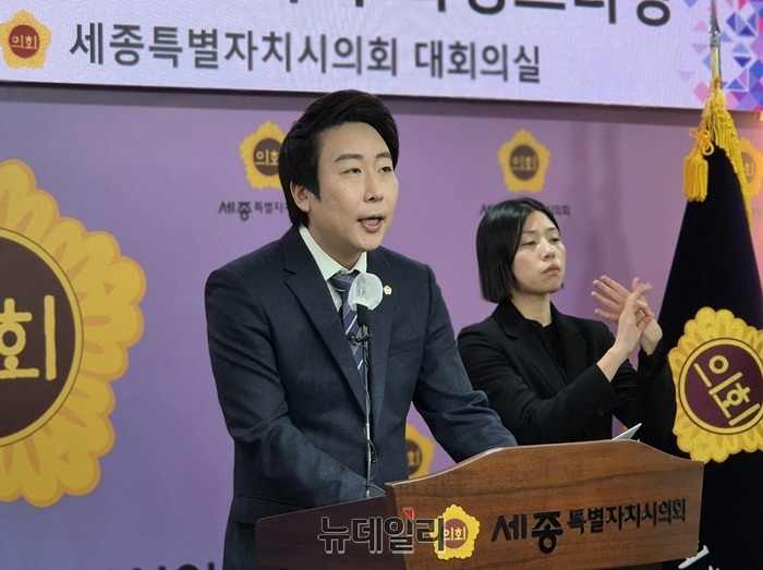 ▲ 임채성 세종의회 의장이 9일 오후 의회 대회의실에서 열린 의정브리핑에서 제104회 임시회 일정과 주요 의정활동에 대해 설명하고 있다.ⓒ이길표 기자