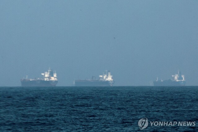 ▲ 호르무즈 해협 근처에 대기 중인 유조선들. 출처=로이터ⓒ연합뉴스