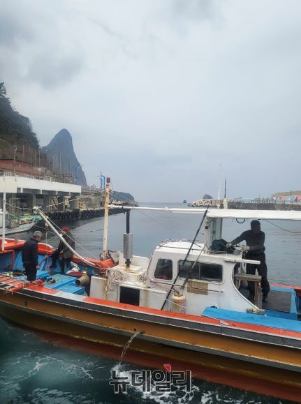 ▲ 3월의 울릉도는 홍해삼 작업이 한창이다. 홍해삼 작업나가는 천부호 모습ⓒ뉴데일리