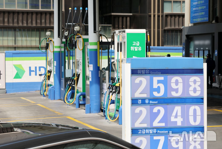 ▲ 미국의 이란 침공으로 국제유가가 치솟으며 전국 휘발유 평균가격이 1900원을 넘긴 9일 2600원에 육박하는 가격표를 내건 서울 강남구의 한 주유소. /뉴시스
