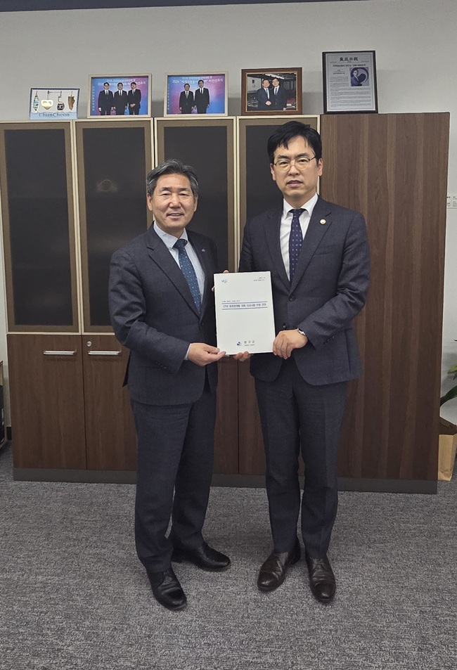 ▲ 서흥원 양구군수가 9일 정부서울청사를 방문해 김민재 행정안전부 차관을 만나 2027년도 국가 예산안에 최종 반영될 수 있도록 관심과 지원을 요청했다. ⓒ양구군