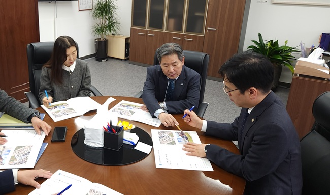 ▲ 서흥원 양구군수가 9일 정부서울청사를 방문해 김민재 행정안전부 차관을 만나 2027년도 국가 예산안에 최종 반영될 수 있도록 관심과 지원을 요청했다. ⓒ양구군