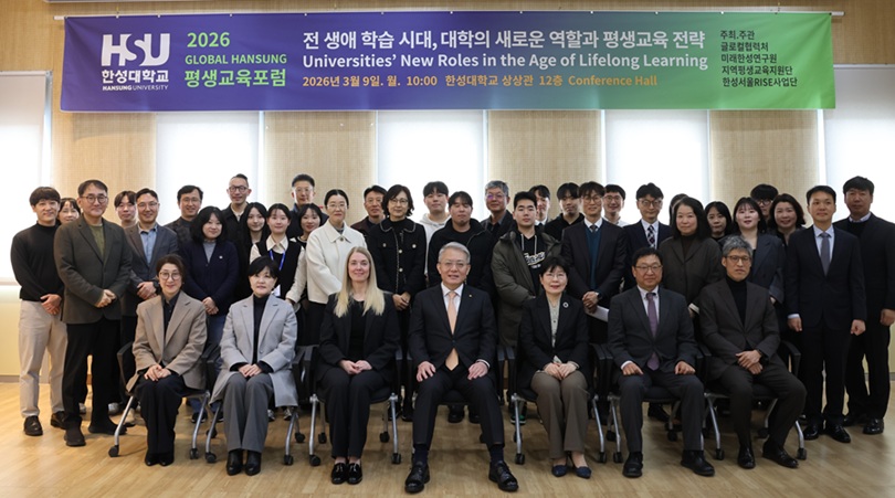 ▲ 9일 열린 2026 글로벌 한성 평생학습포럼에서 주요 참석자들이 단체 기념사진을 촬영하고 있다. 앞줄 왼쪽부터 CCC 장승은 처장, 한성대 김지현 대외협력부총장, CCC Debbie Houghton 총장, 한성대 이창원 총장, 한성대 장명희 교학부총장, 한국직업능력연구원 박동열 전 기획조정본부장, 한성대 김효용 전 콘텐츠디자인칼리지 원장.ⓒ한성대