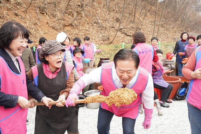▲ 홍천군농업기술센터가 9일 농업기술센터 제1교육장과 실습장에서 한국생활개선홍천군연합회 회원 26명이 참여한 가운데 '전통 장(막장) 담그기' 행사를 개최했다. ⓒ홍천군