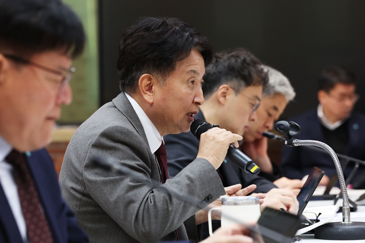 ▲ 김영환 충북지사가 9일 도청 대회의실에서 열린 확대간부회의를 통해 발언하고 있다. ⓒ충북도