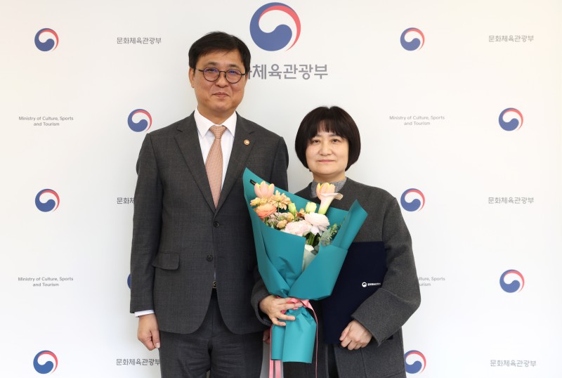 ▲ 최휘영 문화체육관광부 장관이 9일 서울 종로구 국립현대미술관 서울관에서 신임 모은영 한국영상자료원 원장에게 임명장을 수여한 뒤 기념촬영을 하고 있다.ⓒ문체부