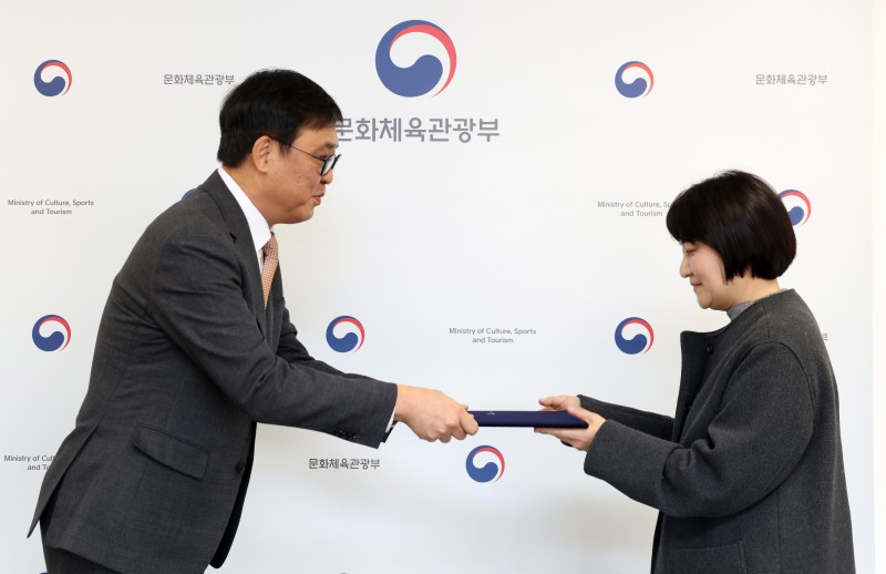 ▲ 최휘영 문화체육관광부 장관이 9일 서울 종로구 국립현대미술관 서울관에서 신임 모은영 한국영상자료원 원장에게 임명장을 수여하고 있다.ⓒ문체부