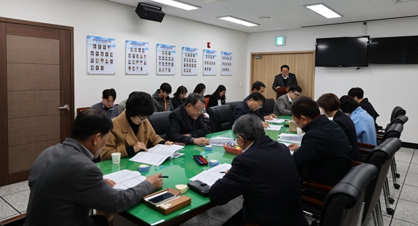 ▲ 부여군의회가 9일 의정협의회실에서 2026년 제2차 의정협의회를 열고 집행부 주요 현안과 부서별 사업 추진 상황을 보고받다.ⓒ부여군의회