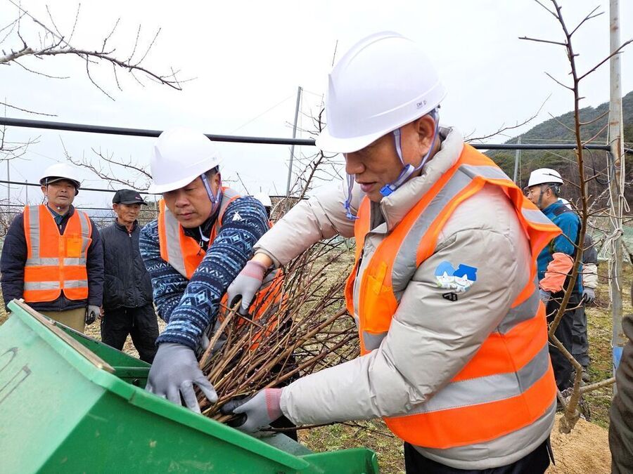 ▲ 김한종 군수(우측)가 영농부산물 파쇄 일손을 거들고 있다.ⓒ장성군 제공