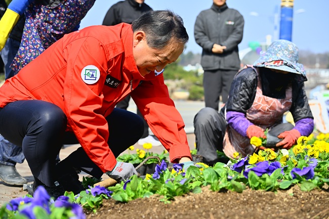 ▲ 이병선 속초시장이 9일 식재작업 현장을 방문해 작업 현장을 점검하고 애로사항을 청취했다. ⓒ속초시