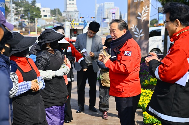 ▲ 이병선 속초시장이 9일 식재작업 현장을 방문해 작업 현장을 점검하고 애로사항을 청취했다. ⓒ속초시