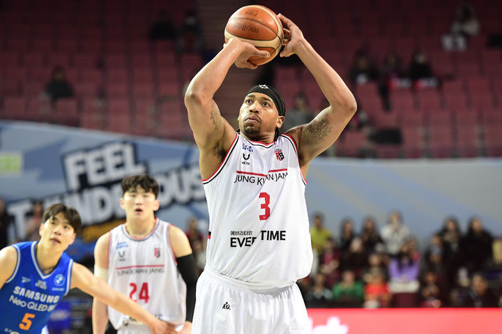 ▲ 정관장이 삼성을 상대로 대역전극을 펼치며 2위 자리를 수성했다.ⓒKBL 제공