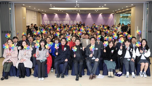 ▲ 지난 6일 문을 연 인천시 중구 영종하늘누리센터 준공식에서 배준영 국회의원, 도성훈 인천시교육감, 김정헌 인천 중구청장 등이 포즈를 취하고 있다.  ⓒ인천중구 제공