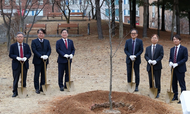 ▲ 팥배나무 기념식수. 왼쪽부터 고려대 윤성택 연구부총장, 국립산립과학원 이임균 산림생명자원연구부장, 고려대 김동원 총장, 아시아산림협력기구 박종호 사무총장, 한국환경연구원 김홍균 원장, 고려대 양지운 세종부총장.ⓒ고려대