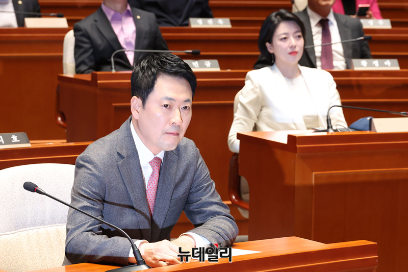 ▲ 장동혁 국민의힘 대표가 지난 9일 국회에서 열린 의원총회에 배현진 의원을 뒤로한 채 앉아 있다. ⓒ이종현 기자