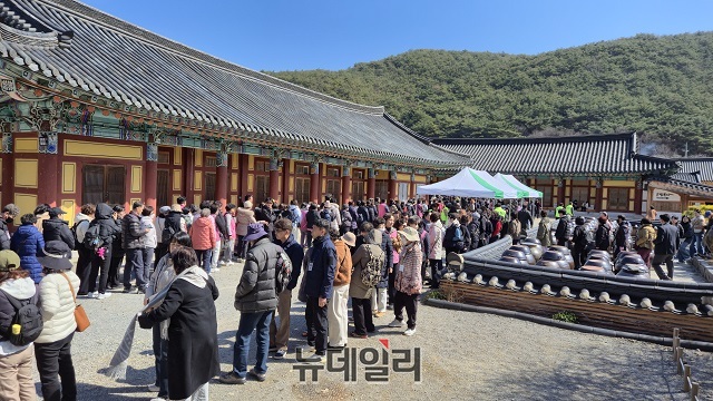▲ 순례단이 보경사 측이 마련한 점심 공양을 위해 줄을 서서 기다리고 있다.ⓒ뉴데일리