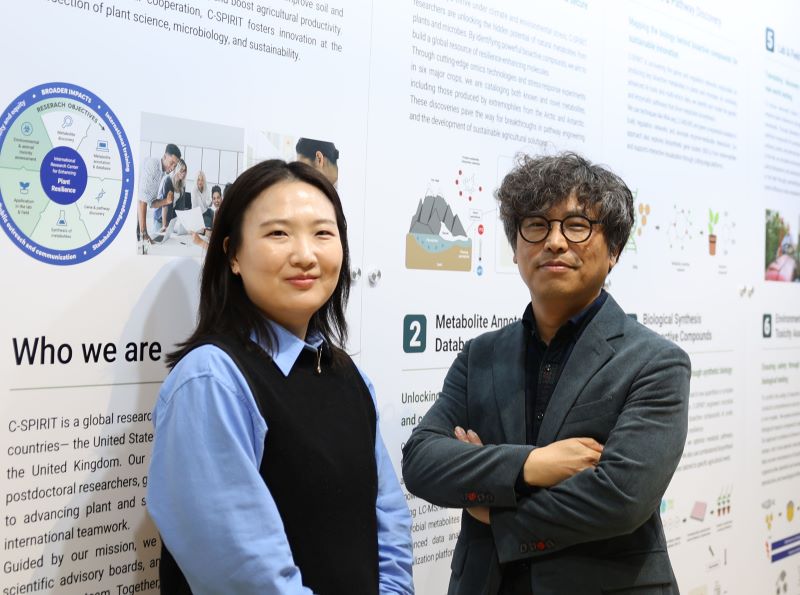 ▲ 효소 기능 예측 AI 모델을 개발한 선문대 유전체 기반 BioIT 융합연구소 오태진(오른쪽) 교수와 한소라 교수.ⓒ선문대