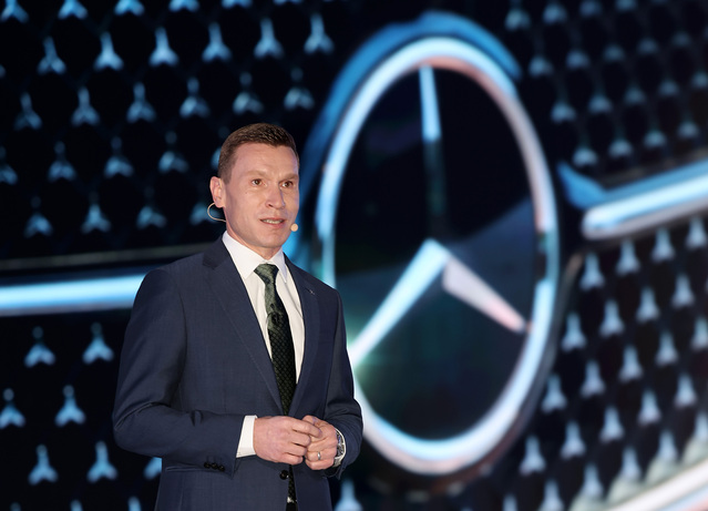 ▲ 마티아스 바이틀 메르세데스-벤츠 코리아 대표이사 사장이 19일 오전 서울 강남구 코엑스에서 열린 '메르세데스-벤츠 코리아 더 뉴 E-클래스 코리안 프리미어 미디어 런칭 행사'에서 연설을 하고 있다. 2024.01.19. ⓒ뉴시스