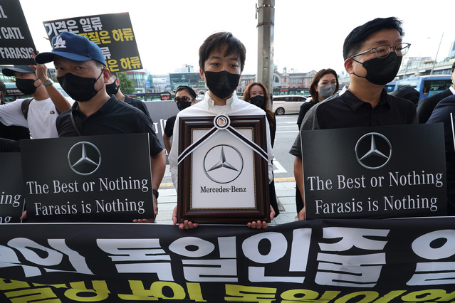 ▲ 벤츠EQ파라시스기망판매비대위 회원들이 27일 오후 서울 중구 메르세데스 벤츠 코리아 본사 앞에서 벤츠를 규탄하는 집회를 열고 있다. 벤츠는 지난달 인천 청라에서 화재가 발생한 전기차 EQE350 모델 배터리 셀을 기존 알려졌던 세계 1위 배터리업체 중국 CATL이 아니라 세계 10위권 중국 파라시스 배터리를 탑재했다는 사실이 알려지면서 소비자들의 공분을 샀다. 2024.09.27 ⓒ뉴시스