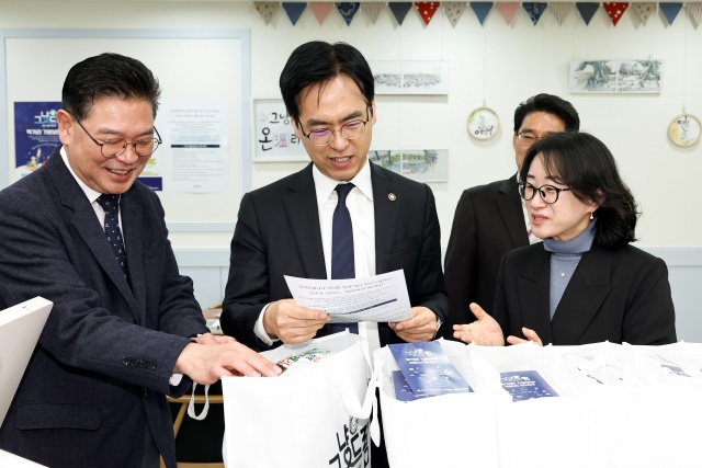 ▲ 김민재 행정안전부 차관이 화성시 ‘그냥드림 온(溫) 라운지’ 를 방문해 안내문을 읽고 있다ⓒ화성시 제공