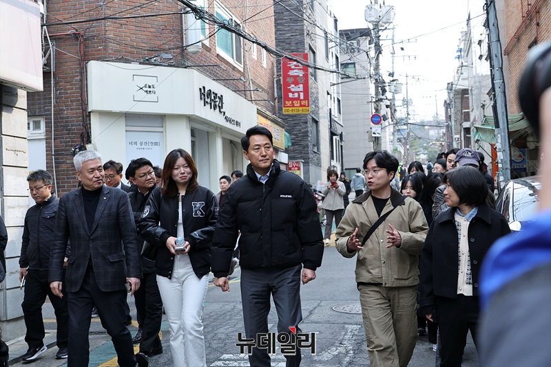 ▲ 오세훈 서울시장이 지난 9일 오후 서울 동대문구 휘경동 주택가를 찾아 전월세 청년 주거난 관련 현장 점검을 하고 있다. ⓒ서성진 기자