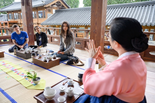 ▲ 지난해 수원화성문화제에 참가한 외국인 관광객들이 다과 프로그램에 참여하고 있다. ⓒ수원시 제공