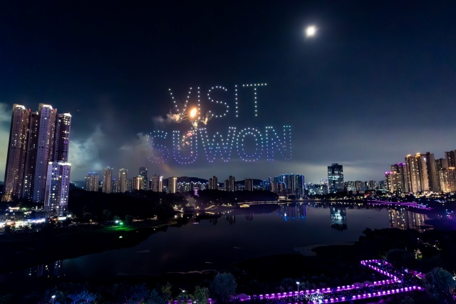 ▲ 지난해 9월 수원 광교호수공원에서 드론불꽃축제가 열려 드론들이 상공에 글자를 만들고 있다. ⓒ수원시 제공