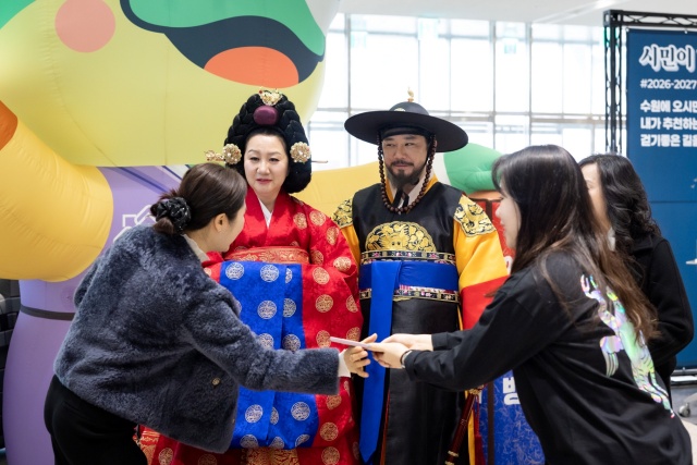 ▲ ‘2026-2027 수원 방문의 해 선포식’ 행사장에서 정조대왕과 혜경궁홍씨 역할을 맡은 시민들이 인사를 나누고 있다. ⓒ수원시 제공