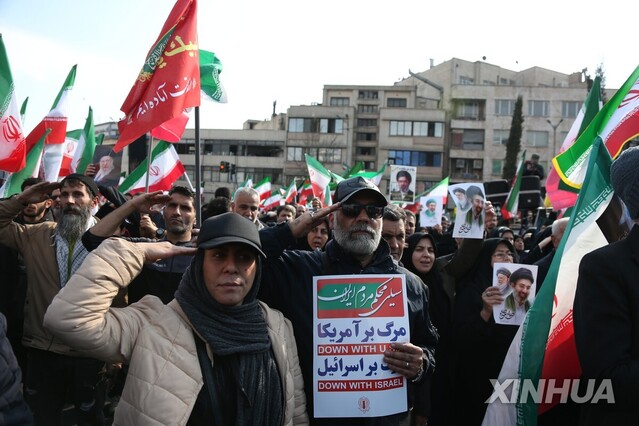 ▲ 9일(현지시각) 이란 수도 테헤란의 엥겔랍 광장에 모인 시민들이 새 최고지도자 모즈타바 하메네이를 향해 충성을 맹세하고 있다. 출처=신화ⓒ연합뉴스