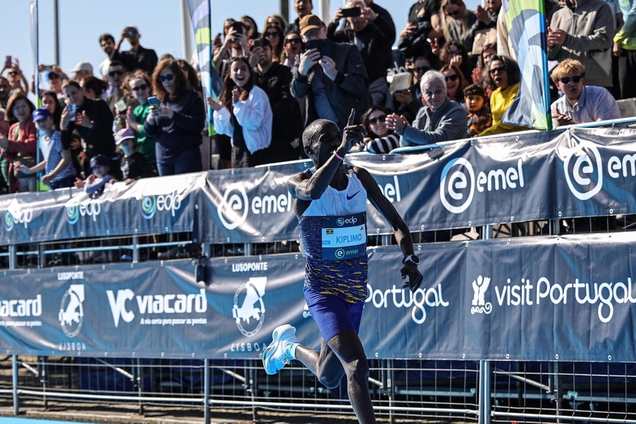 ▲ 8일(현지시간) 포르투갈 리스본에서 제이콥이 갤럭시 워치8을 착용하고 달리는 장면ⓒ삼성전자