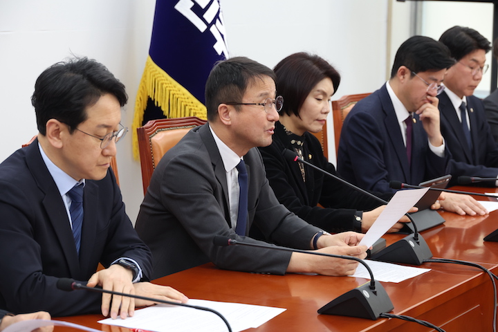 ▲ 한병도 더불어민주당 원내대표가 10일 서울 여의도 국회에서 열린 원내대책회의에서 발언을 하고 있다. ⓒ뉴시스