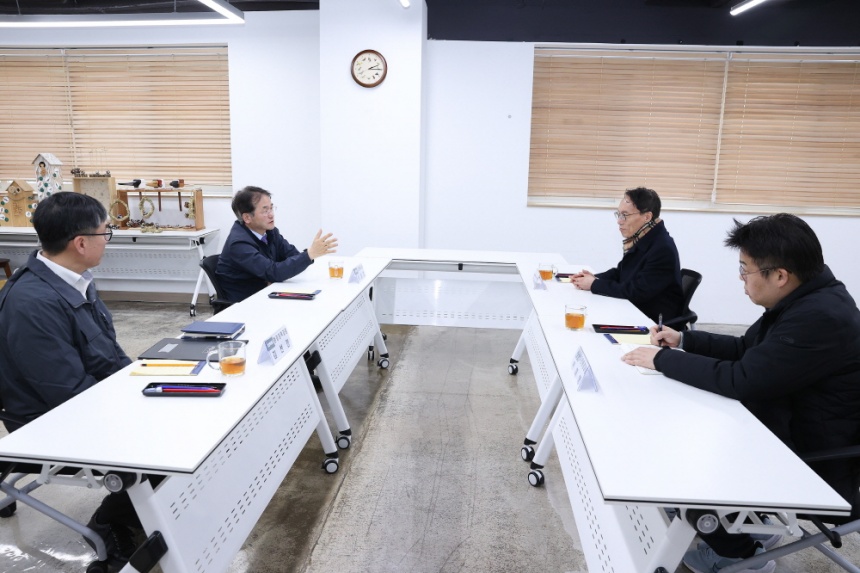 ▲ 이동환 고양시장과 이승환 한강유역환경청장이 면담 하고 있다 ⓒ고양특례시 제공