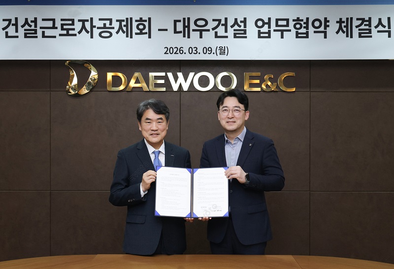 ▲ 건설근로자공제회 권혁태 전무이사(이사장 직무대행, 왼쪽)와 대우건설 신동혁 CSO(오른쪽)이 ‘현장 근로자 전자카드 정보 연계’ 업무협약을 체결하고 있다.ⓒ대우건설 제공