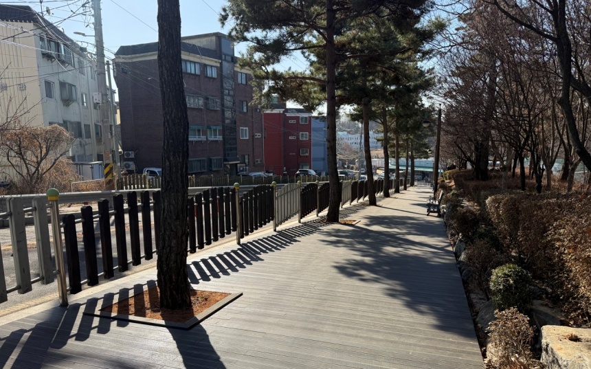▲ 시흥시는 노후화로 안전사고 우려가 제기되던 솔숲공원의 산책로를 새롭게 단장했다 ⓒ시흥시 제공